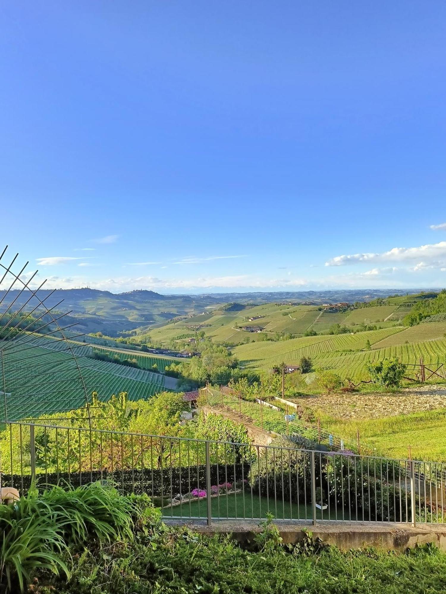 Soggiorno Con Splendida Vista Monforte dʼAlba Exterior foto